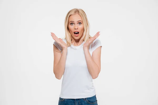 Retrato de una mujer bonita sorprendida y sorprendida — Foto de Stock