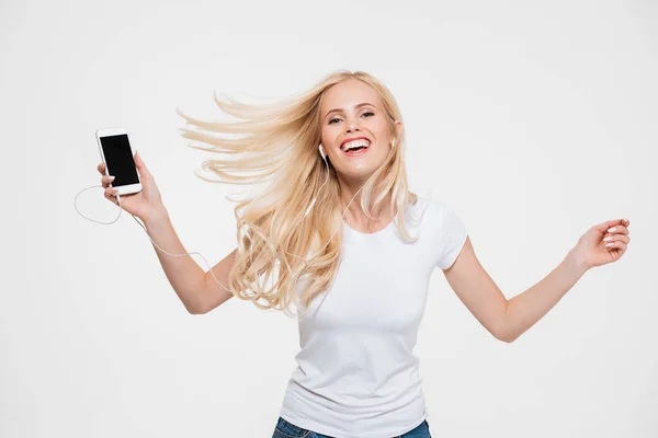 Porträt einer fröhlichen Frau mit langen blonden Haaren — Stockfoto