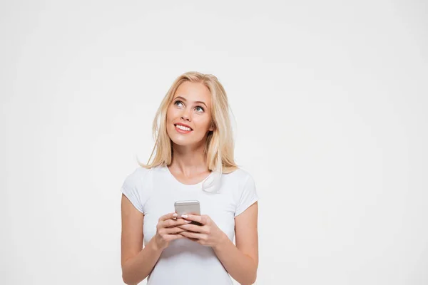 Portret uśmiechający się atrakcyjną kobietą, trzymając telefon komórkowy — Zdjęcie stockowe