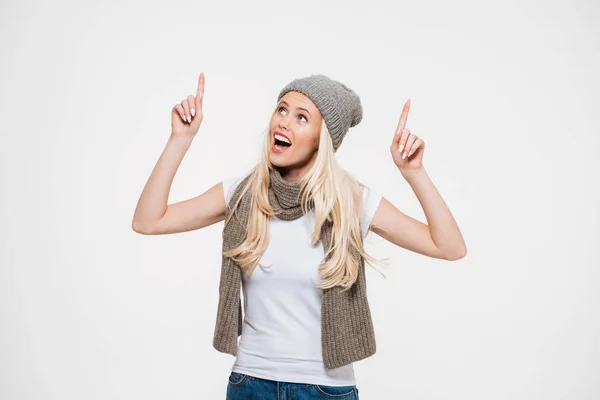 Retrato de una feliz mujer alegre en sombrero de invierno — Foto de Stock