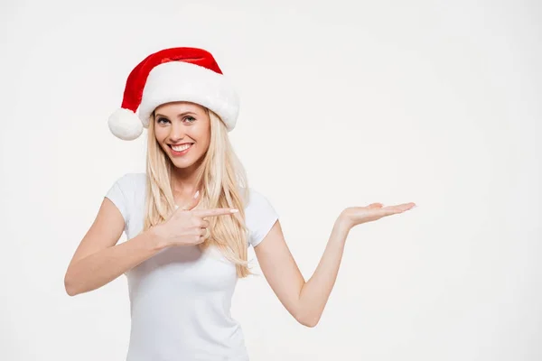 Retrato de uma bela mulher loira em chapéu de Natal vermelho — Fotografia de Stock