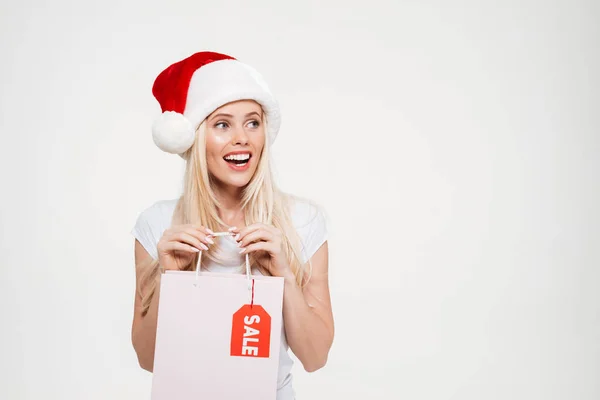 Porträtt av en glada unga blonda kvinnan i jul hatt — Stockfoto