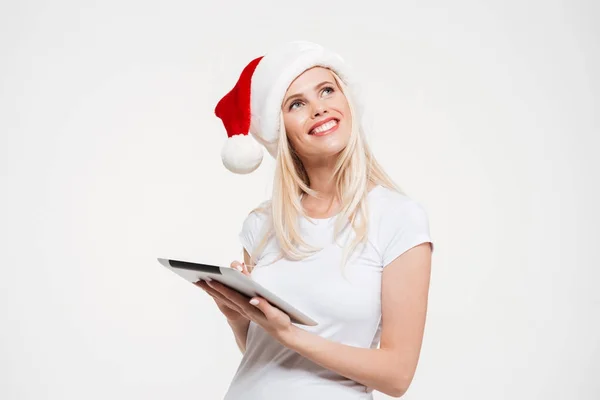 Porträtt av en fundersam leende kvinna i jul hatt — Stockfoto