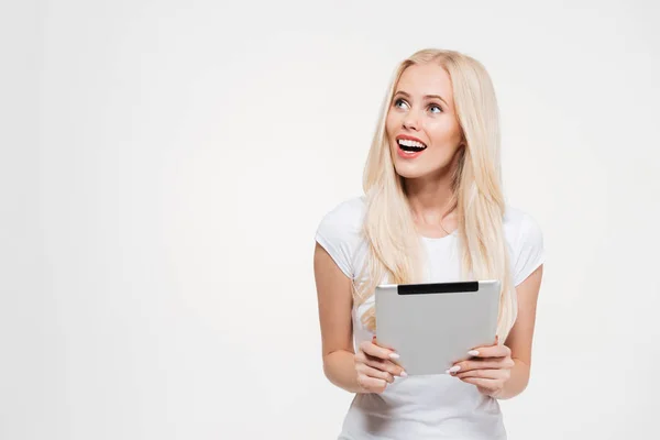 Portret podekscytowany blond kobieta, trzymając komputer typu tablet — Zdjęcie stockowe