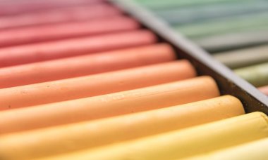 Renkli tebeşir pastel kutusunda yakın çekim görüntüsü