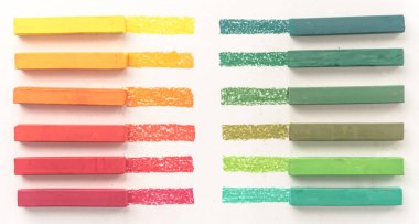 Parlak renkli pastel tebeşirler ve onların pigment görünümünü kapat