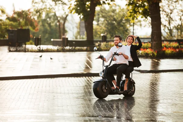 Seitenansicht in voller Länge Bild des sorglosen Geschäftspaares — Stockfoto