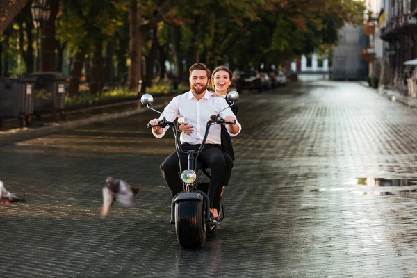 Imagem de comprimento total de passeios felizes casal de negócios em moto — Fotografia de Stock