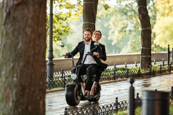 Bild des jungen eleganten Paares fährt Motorrad in voller Länge — Stockfoto