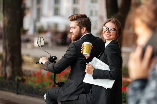 Zadní pohled mladé bezstarostné elegantní pár jede na motorce — Stock fotografie