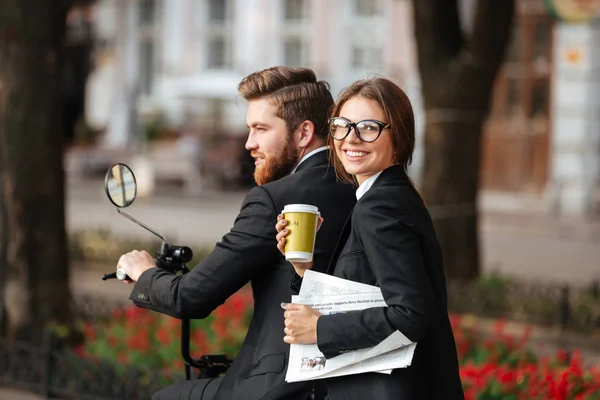 Rückansicht glückliches elegantes Paar fährt auf modernem Motorrad — Stockfoto