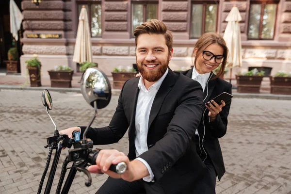 Glückliches stilvolles Paar fährt auf modernem Motorrad — Stockfoto