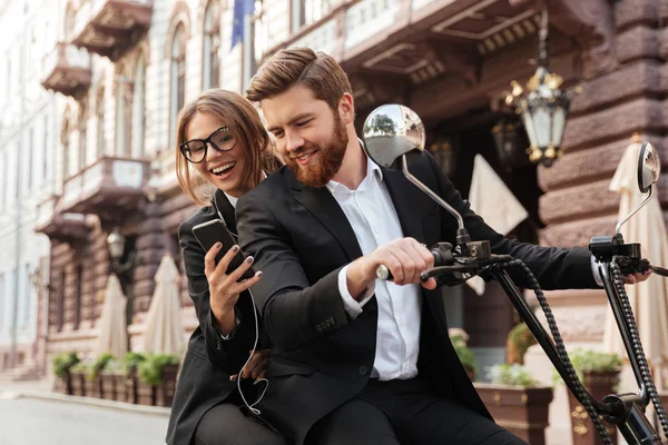 Glückliches stilvolles Paar sitzt auf modernem Motorrad im Freien — Stockfoto