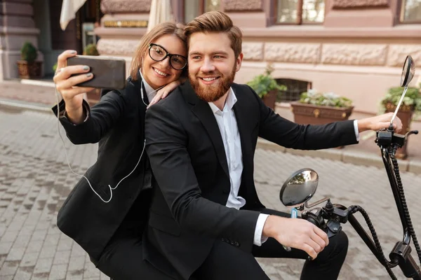 현대 오토바이 야외에 행복 한 세련 된 커플 satting — 스톡 사진