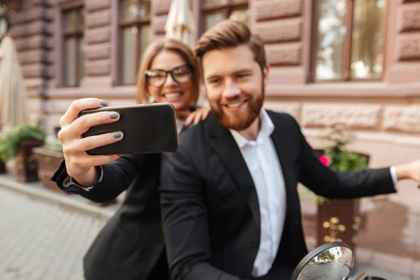 Fröhliches stilvolles Paar auf modernem Motorrad im Freien — Stockfoto