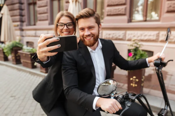 Fröhliches stylisches Paar auf modernem Motorrad im Freien — Stockfoto