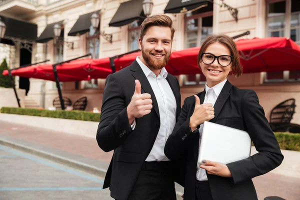 Porträt eines glücklichen attraktiven Mannes und einer attraktiven Frau in smarter Kleidung — Stockfoto