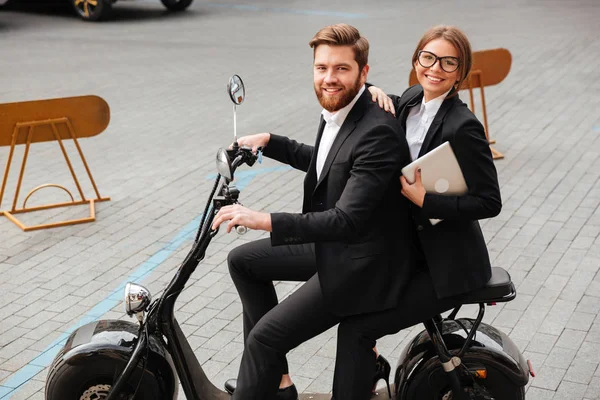 Stilvolles Paar fährt mit modernem Motorrad im Freien — Stockfoto