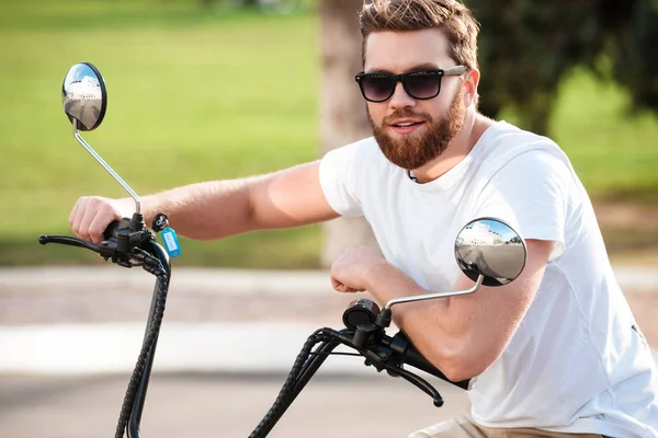 Neşeli sakallı adam modern motosiklet üzerinde oturan güneş gözlüğü — Stok fotoğraf