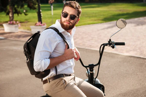 Oldalnézetből a nyugodt szakállas férfi napszemüveg a hátizsák — Stock Fotó