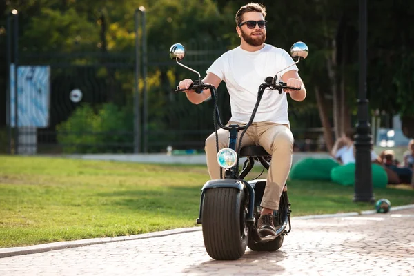 Volle lengte foto van gelukkig bebaarde man in zonnebril — Stockfoto