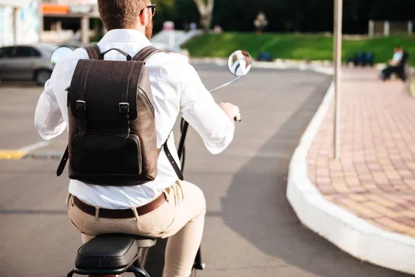 Oříznutou zadní pohled člověka s batohem jezdí na motorce — Stock fotografie