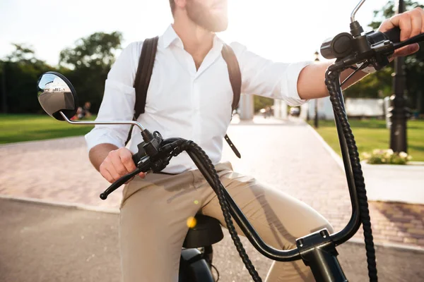 現代のバイクに座っている髭の男の画像をトリミング — ストック写真