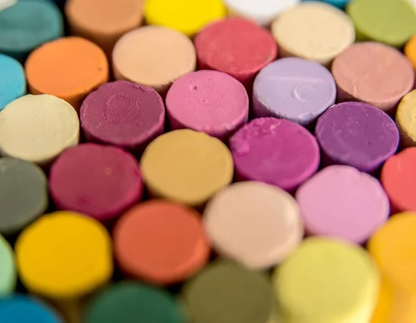 Close up van kleurrijke en lichte pastel krijtjes — Stockfoto