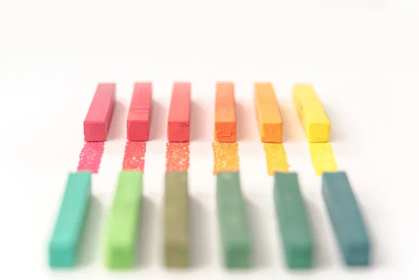 Primer plano de tiza pastel de colores y sus pigmentos — Foto de Stock