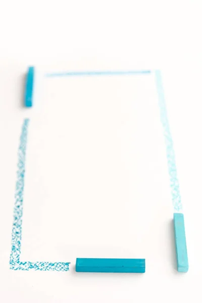 Close-up foto van het tekenen van lijnen door blauw pastel krijtjes — Stockfoto
