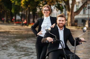 Modern Motosiklet ile açık havada poz iş çift gülümseyen