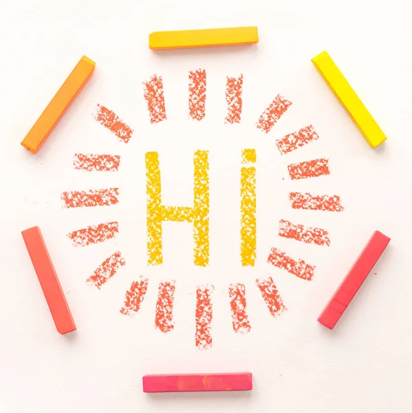 Top wiew de palabra HI dentro de un marco de tiza pastel de colores — Foto de Stock
