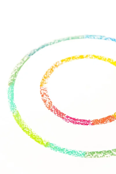 Photo recadrée de deux cercles dessinés avec des craies pastel colorées — Photo