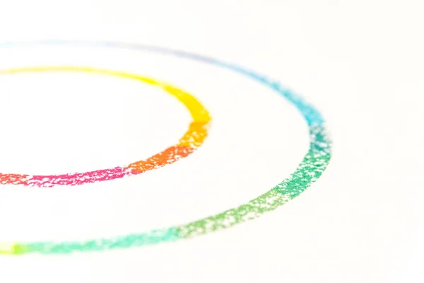 Photo recadrée de deux cercles dessinés avec des craies pastel colorées — Photo