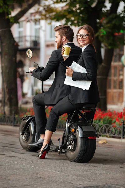 Vertikale Rückseite Bild von glücklichen eleganten Paarfahrten — Stockfoto