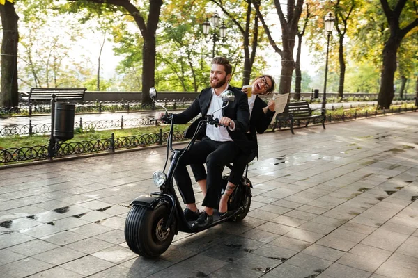 오토바이에 타고 즐거운 우아한 커플의 전체 길이 이미지 — 스톡 사진