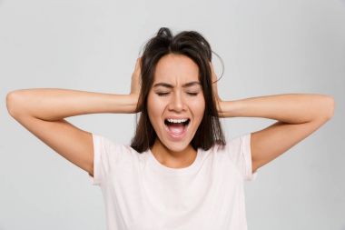 Ayakta rahatsız rahatsız Asyalı bir kadın portresi kapatın