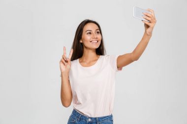 Bir selfie alarak oldukça genç bir Asyalı kadın portresi