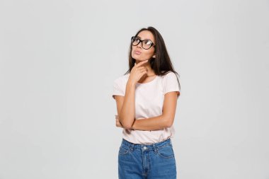 Gözlük arıyorum dalgın bir genç Asyalı kadın portresi