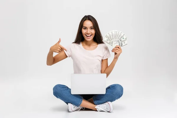 Portret podekscytowany zadowolony asian girl trzyma banknoty pieniądze — Zdjęcie stockowe