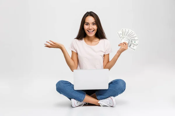 Retrato de um feliz satisfeito asiático menina segurando notas de dinheiro — Fotografia de Stock