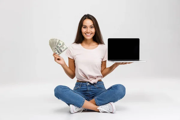 Retrato de um sorriso satisfeito asiático menina — Fotografia de Stock