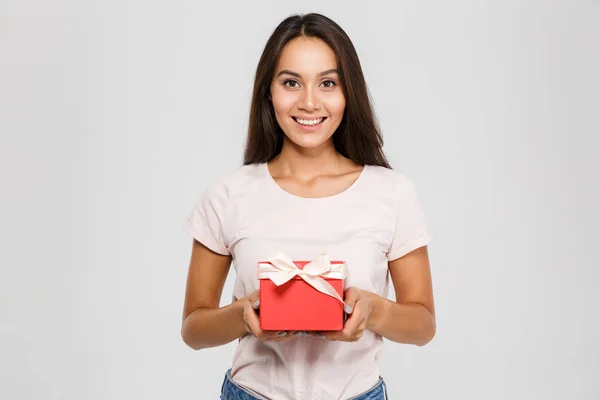 Retrato de una mujer asiática bonita feliz sosteniendo la caja presente — Foto de Stock