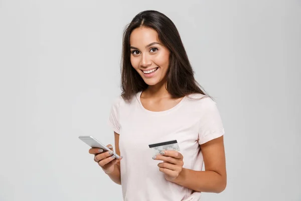 Портрет улыбающейся счастливой азиатки, держащей кредитку — стоковое фото