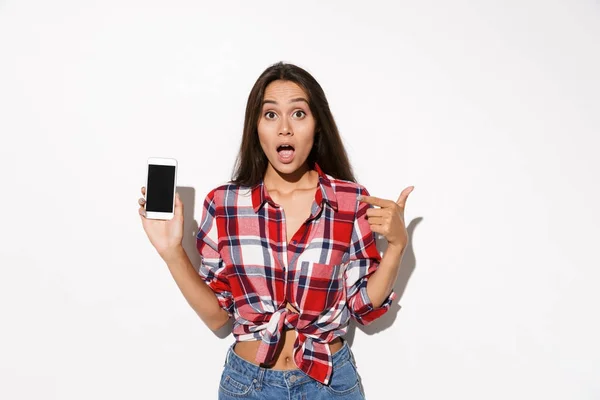 Sorprendido joven bonita chica en camisa a cuadros mostrando el pulgar hacia arriba ges — Foto de Stock