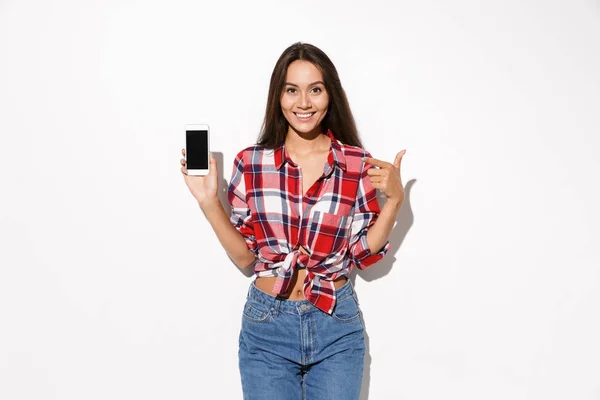 Ganska ung glad kvinna som visar på telefonens skärm, tittar på — Stockfoto