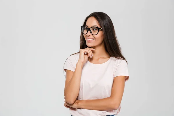 Portret van een lachende jonge Aziatische vrouw in brillen — Stockfoto