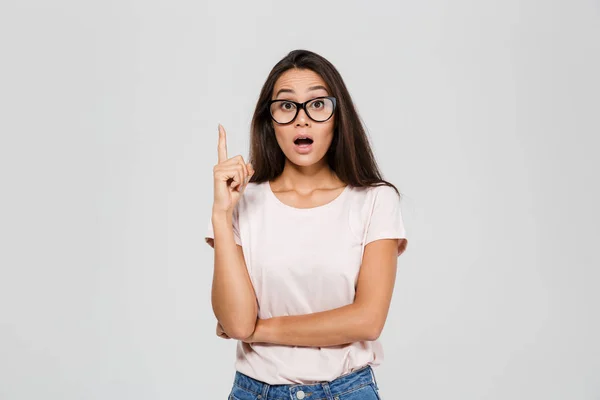 Retrato de uma jovem mulher asiática inteligente em óculos — Fotografia de Stock