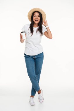 Mutlu bir çekici kadın portresi tam uzunlukta