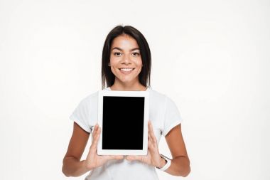 Mutlu gülümseyen kadın gösteren boş ekran tablet portresi